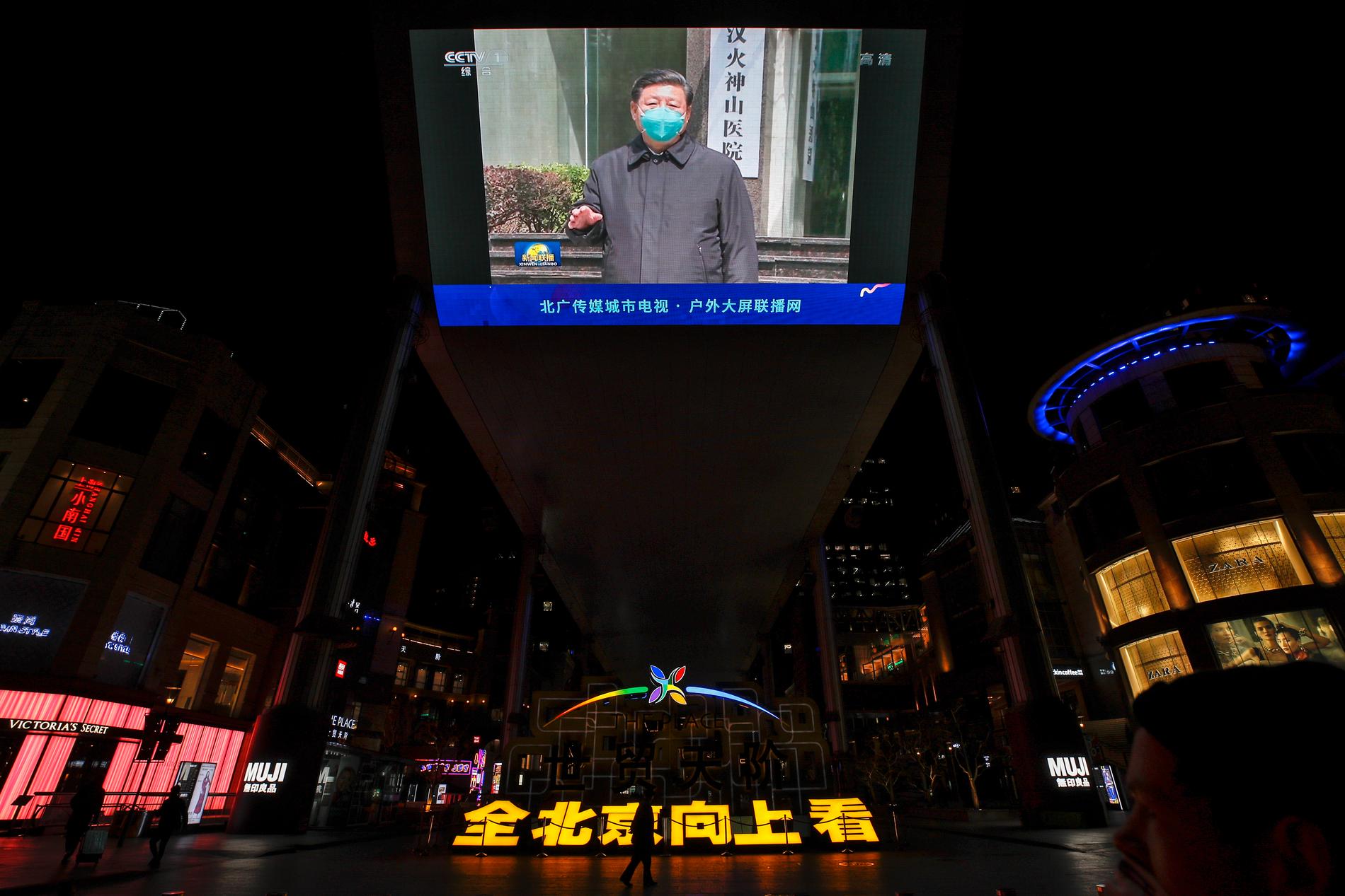 Kinas president Xi Jinping iförd ansiktsskydd under sitt besök i Wuhan i Hubei på tisdagen.