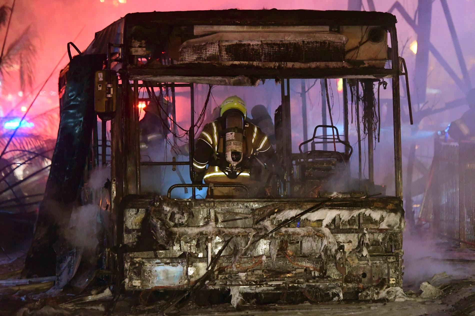 En utbränd buss i staden Holon.