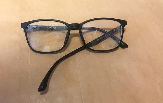 Glasögonen som hittades vid brottsplatsen.