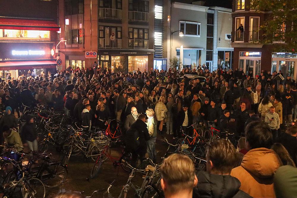 Protesterna urartade när människor började kasta smällare och skjuta raketer i Leeuwarden. 