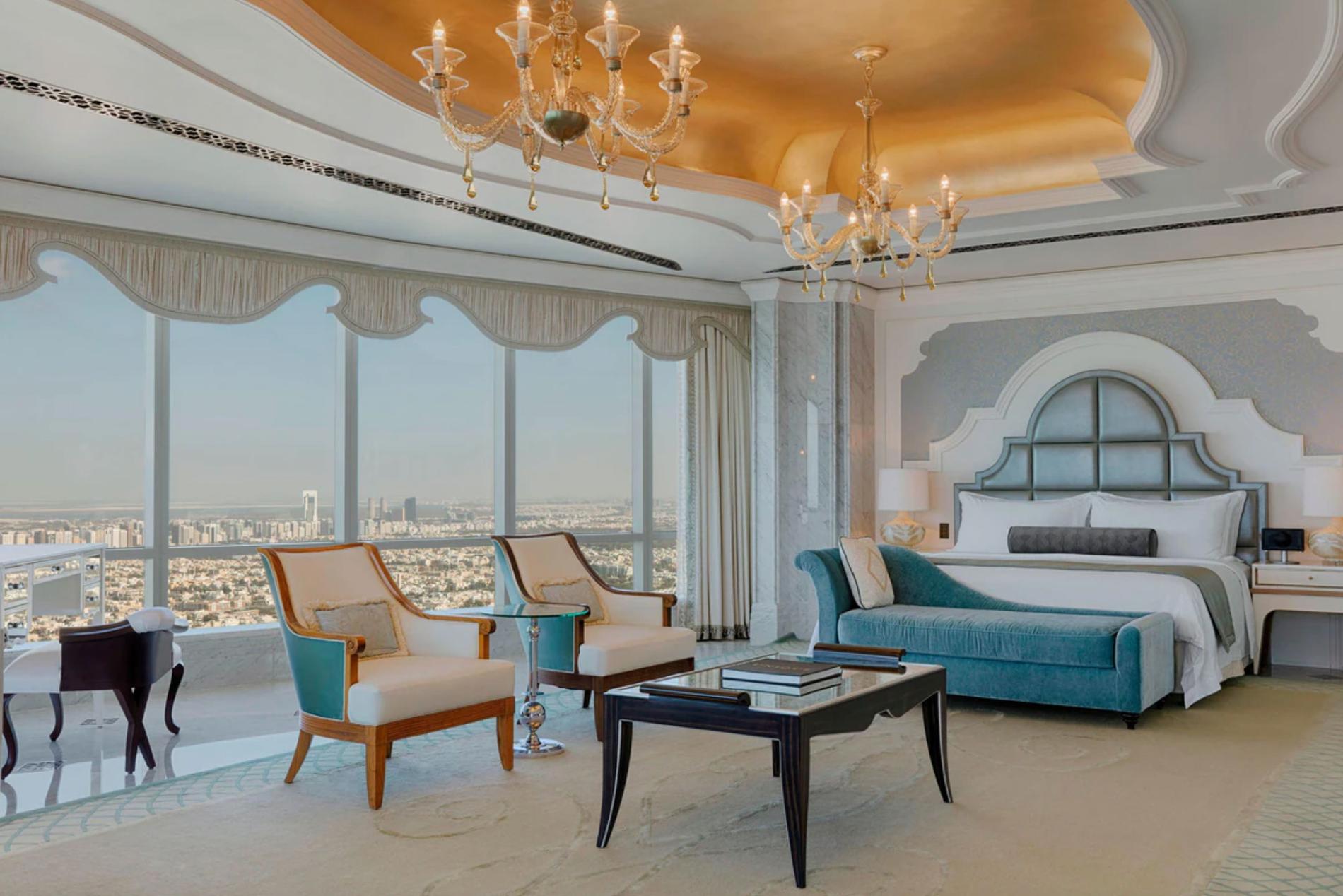 Ett av hotellets rum med utsikt över Abu Dhabi. 
