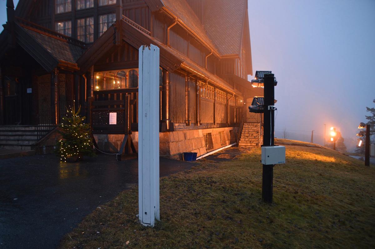 På Holmenkollen i Oslo dog en kvinna när en flaggstång knäcktes utanför ett kapell.