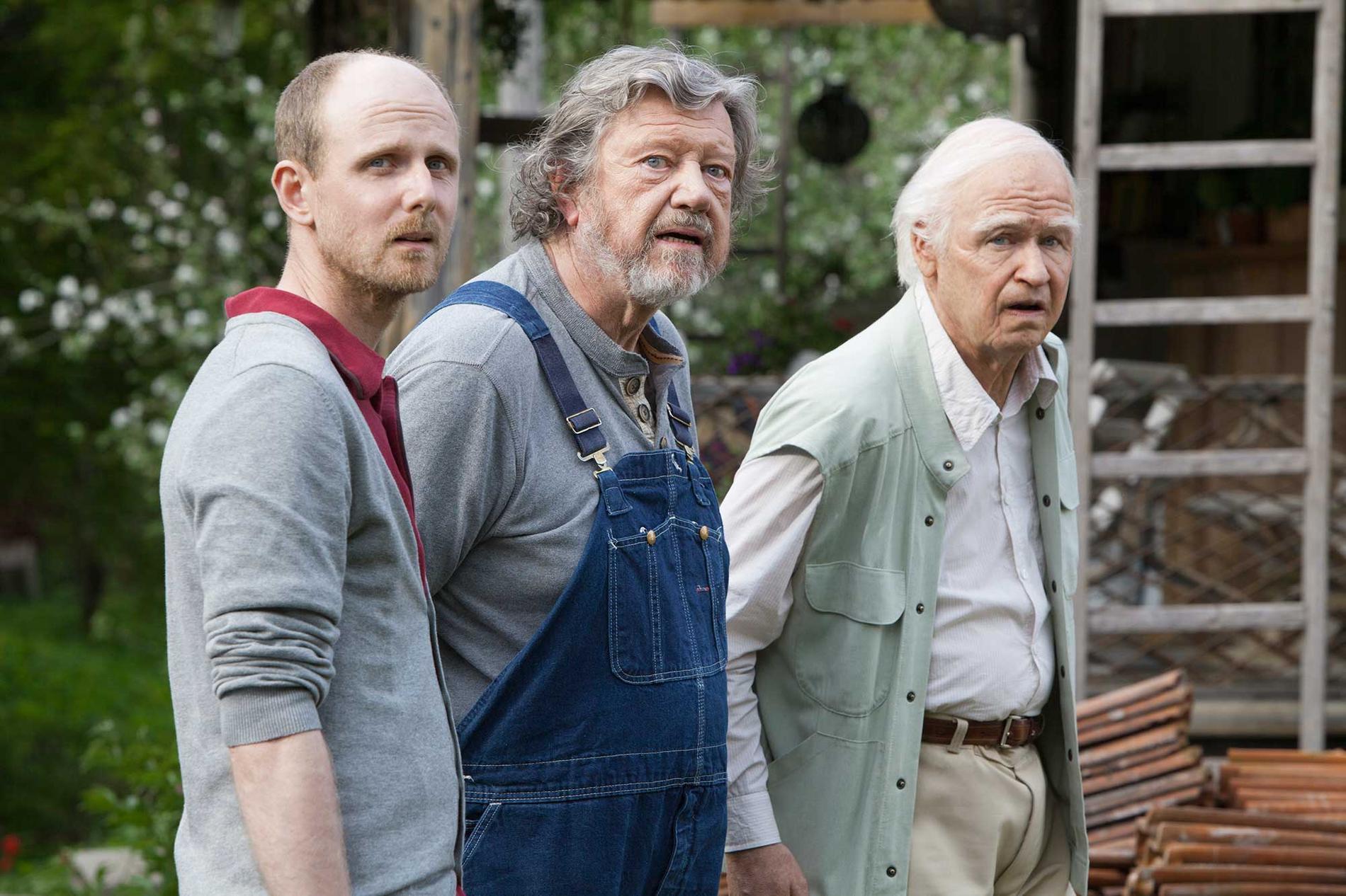 David Wiberg (till vänster) som "Benny", Iwan Wiklander som "Julius Jonsson" och Robert Gustafsson som "Allan Svensson" i filmen "Hundraåringen som klev ut genom fönstret och försvann".