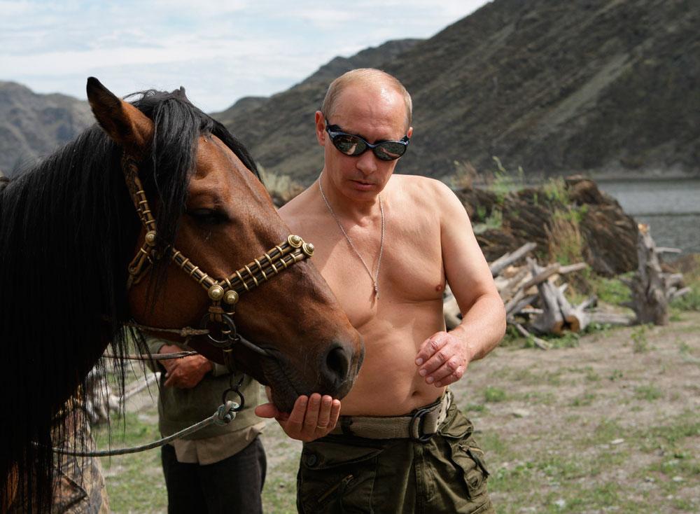 Putin matar en häst i Sibirien.