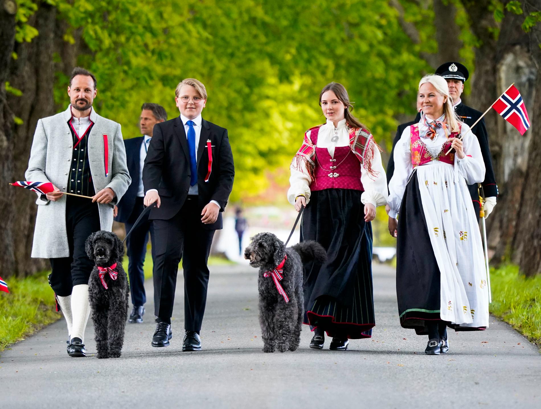 Norges kronprins Haakon, prins Sverre Magnus, prinsessan Ingrid Alexandra och kronprinsessan Mette-Marit under 17 maj-firandet 2020. 