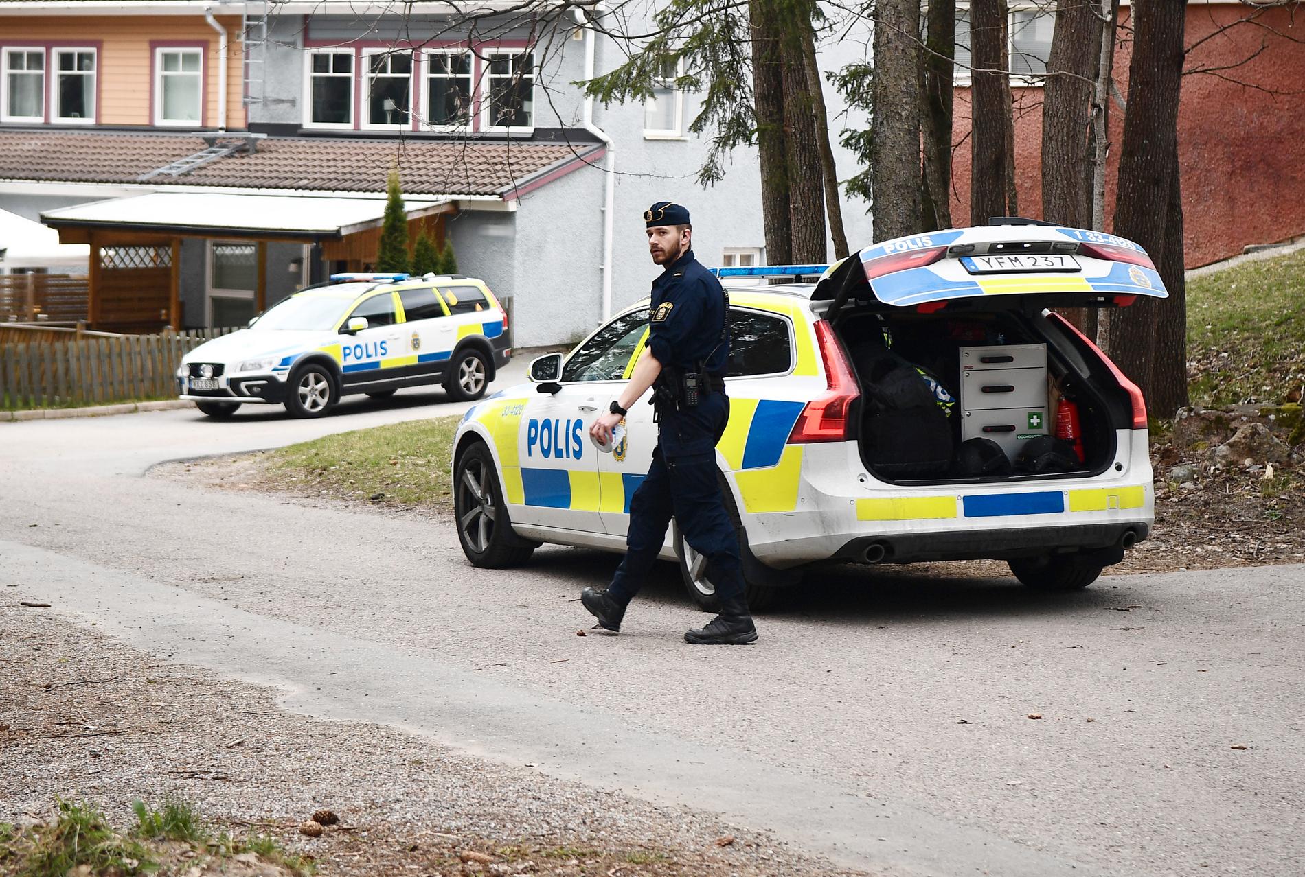 Polisen på plats i området i Upplands Väsby.