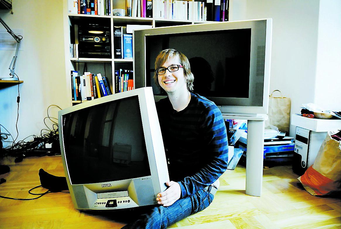 TÄNKER PÅ MILJÖN Daniel Lindblad äger två tjock-tv. ”Det finns ingen anledning att byta tv om den funkar. Det är ju miljövansinne.”