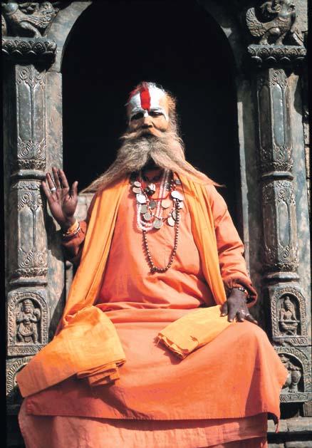En helig man vid ett tempel i Himalaya.