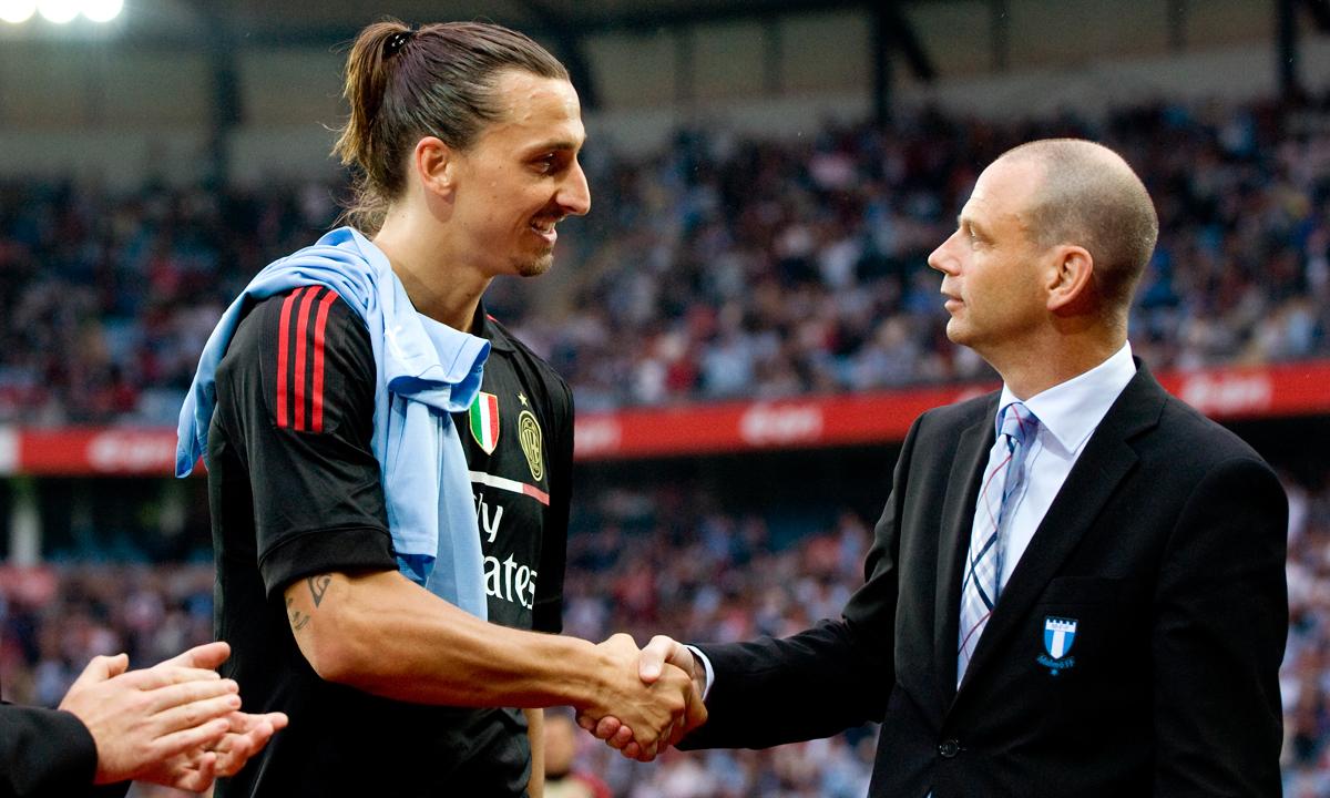 I juli 2011 återvände Zlatan till sitt kära Malmö för vänskapsmatch med Milan. Han fick bland annat en MFF-tröja och hälsar här på Malmös ordförande Håkan Jeppsson.