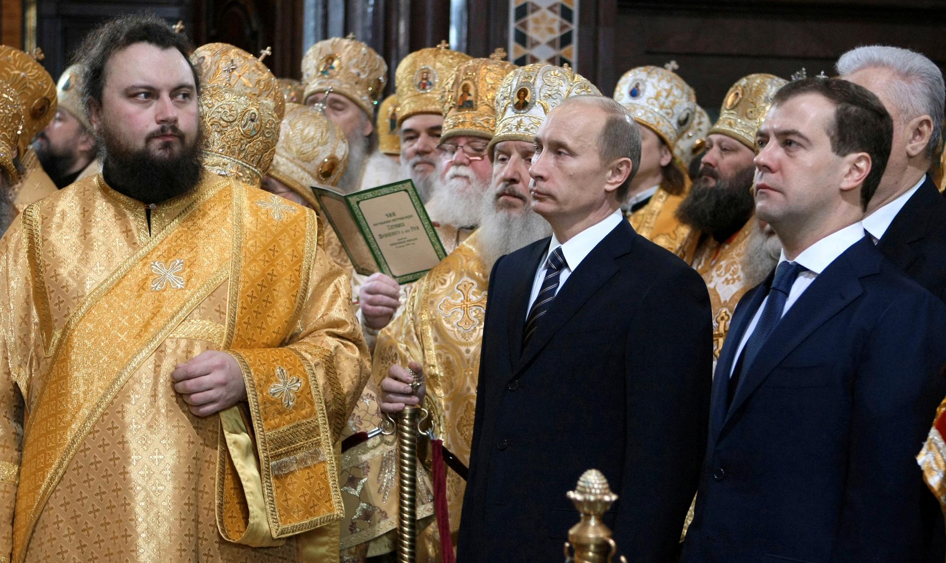 President Vladimir Putin och Dmitrij Medvedev besöker kyrkan. Arkivbild. 