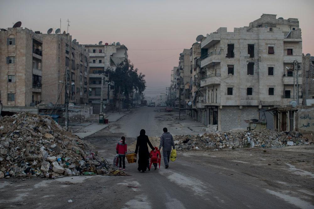 NICLAS HAMMARSTRÖM En familj på gatan i ett skymmande Aleppo. Kanske är dom på väg hem.