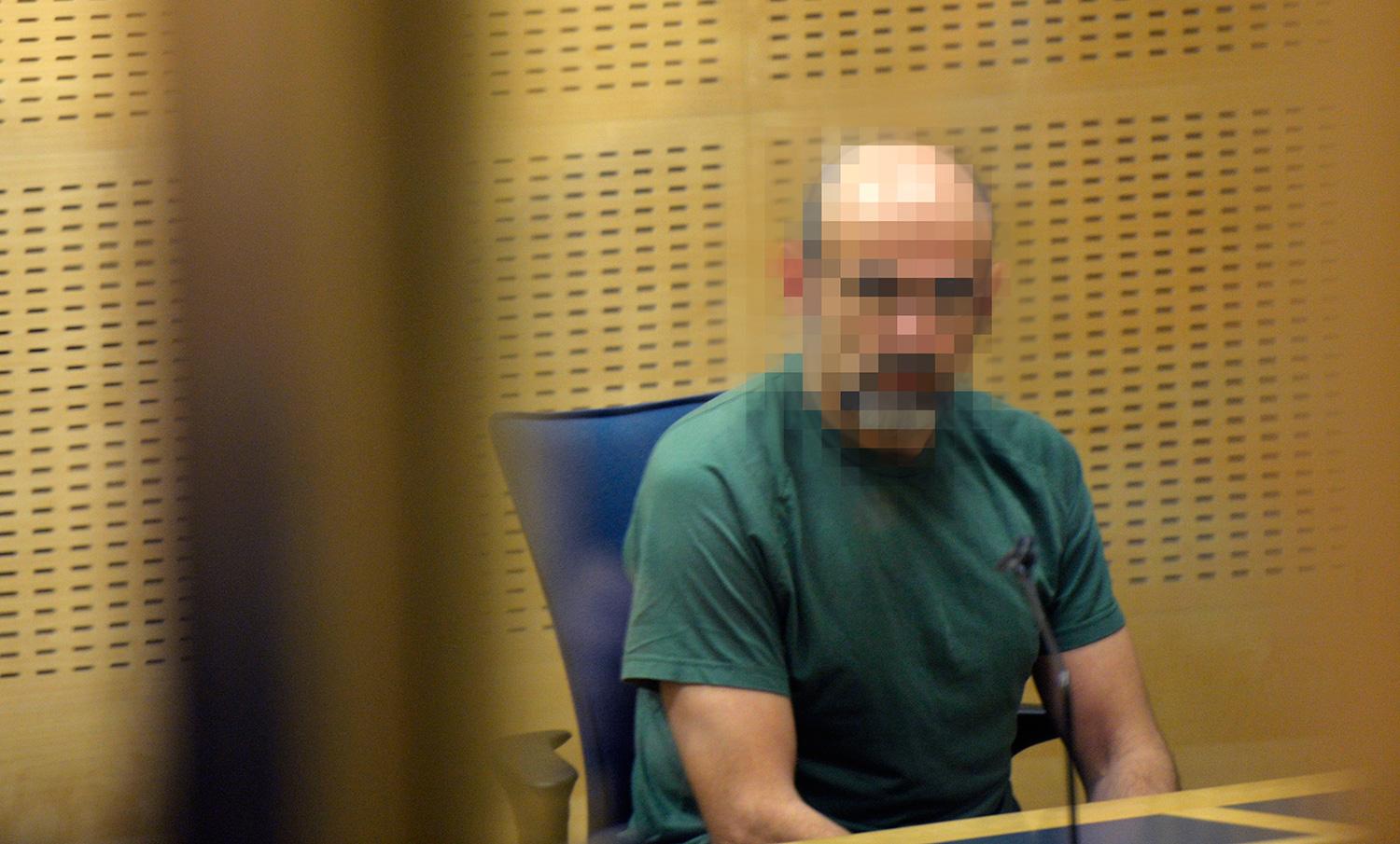 Inne i rättegångssalen satt mannen i Kriminalvårdens gröna kläder. Enligt Aftonbladets reporter såg han lugn och avspänd ut.