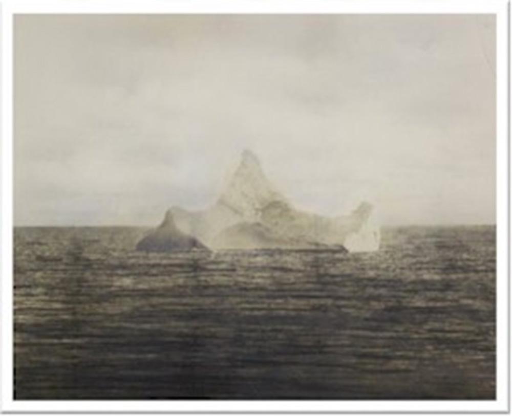Bilden på isberget togs av en besättningsman på fartyget Prinz Adalbert dagen efter förlisningen.