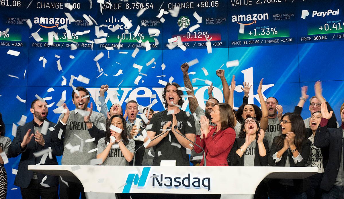 WeWork-teamet, med grundaren Adam Neumann i mitten, på Nasdaq-börsen under glada dagar 2018.