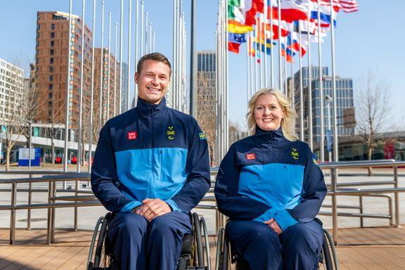 Viljo Petersson Dahl och Kristina Kicki Ulander är svenska fanbärare under invigningen av Paralympics i Peking 2022.