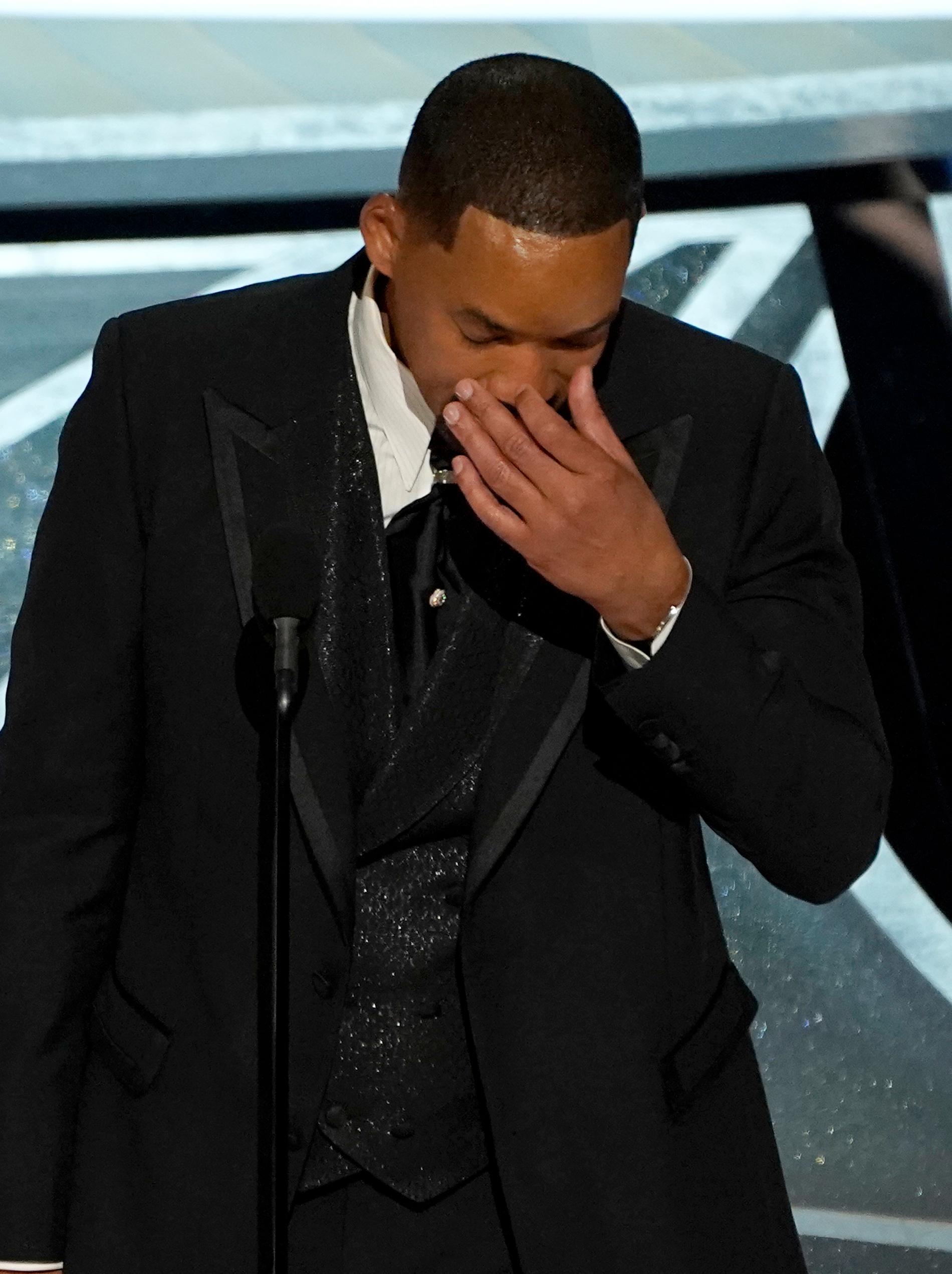 Will Smith gråter när han mottar priset för bästa manliga huvudroll på Oscarsgalan.