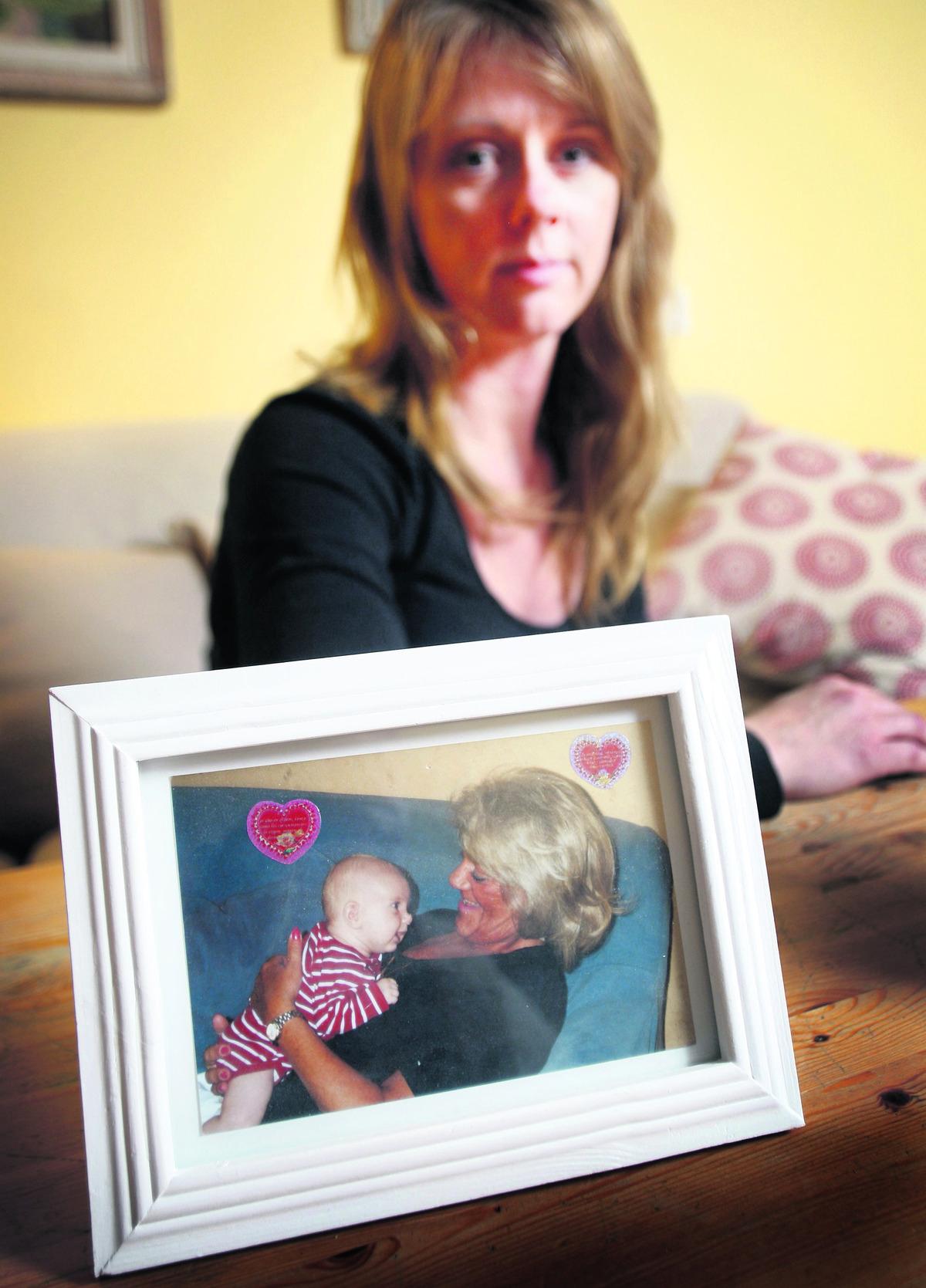 Sorgen ”Det jag inte kan förstå är varför handläggaren på Försäkringskassan inte ringde upp läkaren för att få en bättre bild av mammas hälsotillstånd”, säger Mari-Louises dotter Therese Gustafsson.