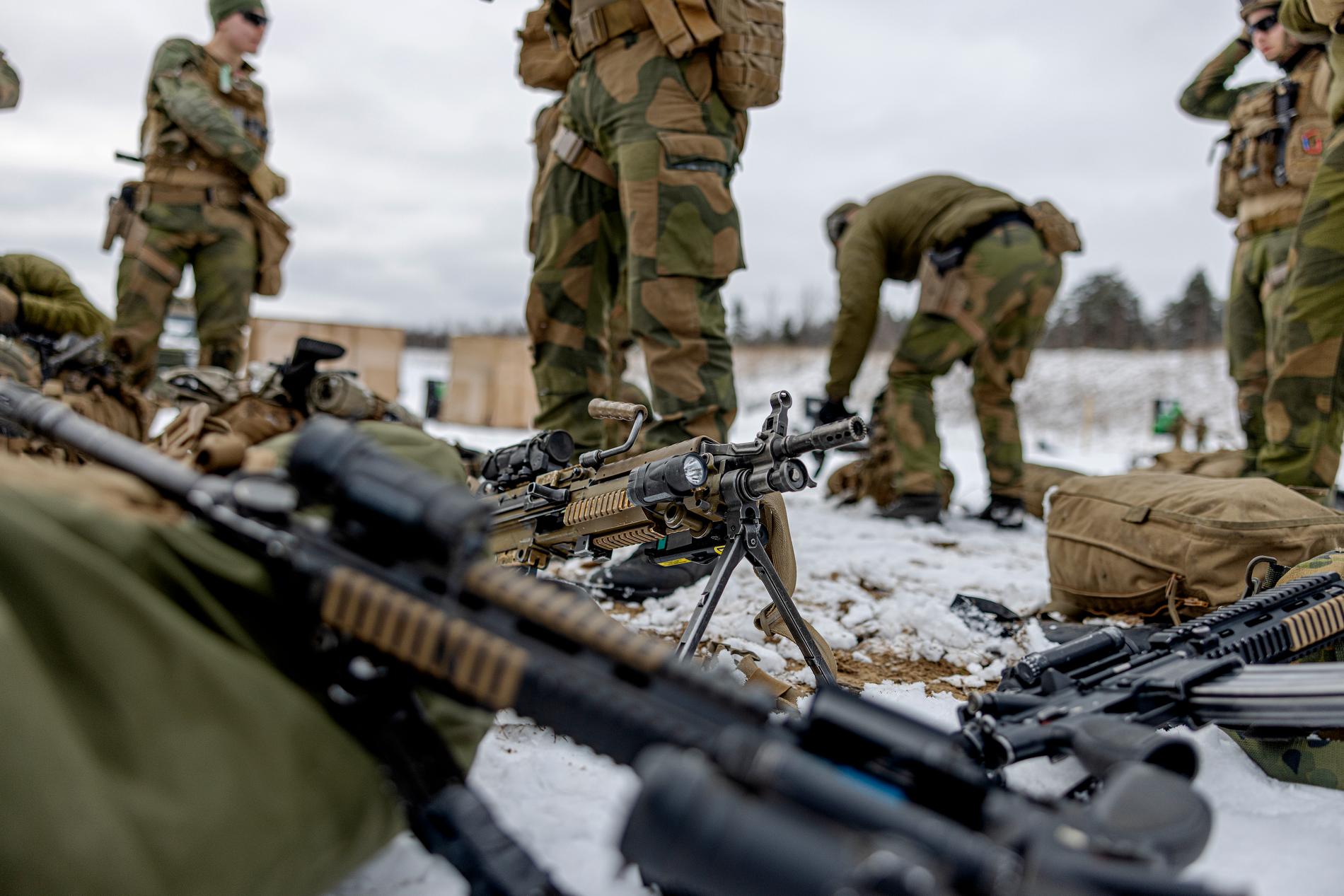 ”Hur försvarsgarantin skulle tillämpas i praktiken om exempelvis Ryssland skulle attackera ett Sverige som är Nato-medlem är svårt att säkert slå fast.”