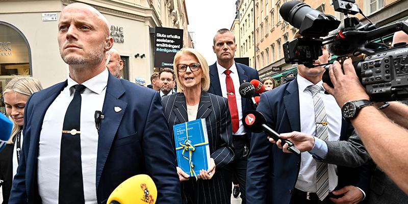 Finansminister Elisabeth Svantesson (M) budgetpromenad på Drottninggatan till riksdagen med budgetpropositionen för 2024 och höständringsbudgeten för 2023.