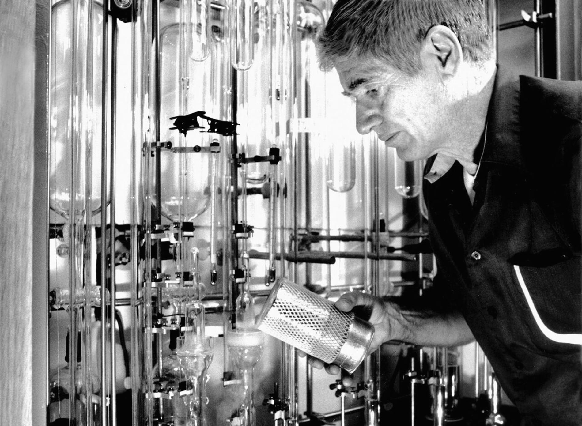 Charles Keeling jobbar med Scripps manometer, som användes för att mäta nivåer av koldioxid genom att frysa ut det från luften med flytande kväve. Han Keelingkurva visar att koldioxidnivåerna ökar stadigt och låser in värme i jordens atmosfär.