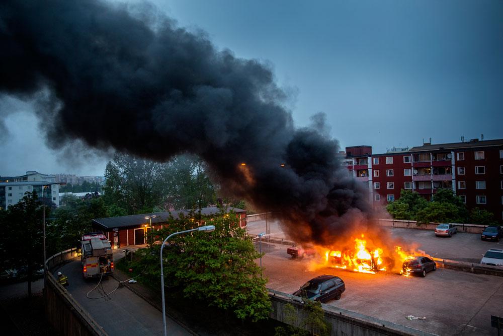 NICLAS HAMMARSTRÖM Mängder av bilar sattes i brand under kravallerna.