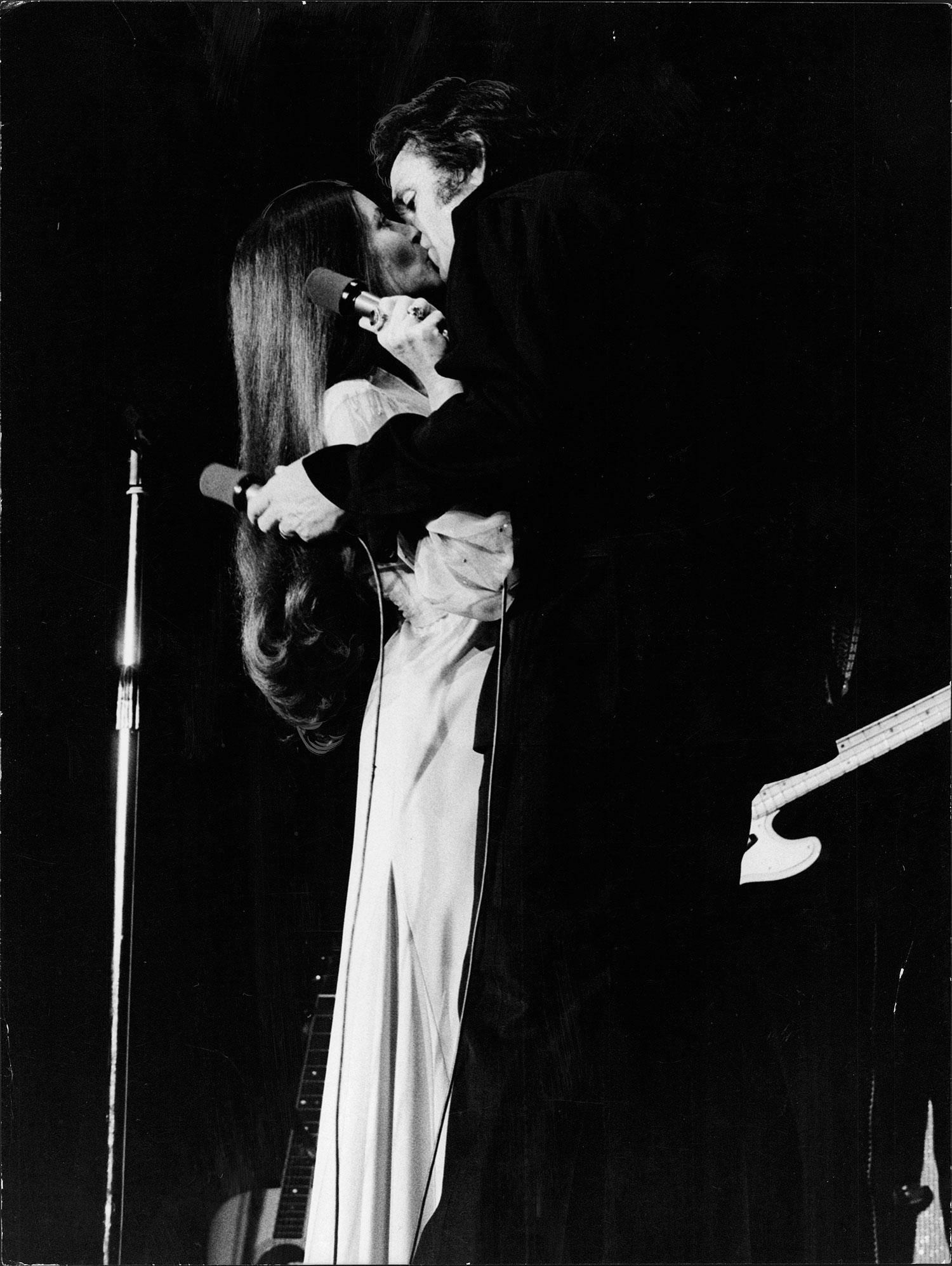 June Carter Cash och Johnny Cash under ett uppträdande på Hamburger Börs i Stockholm 1976.