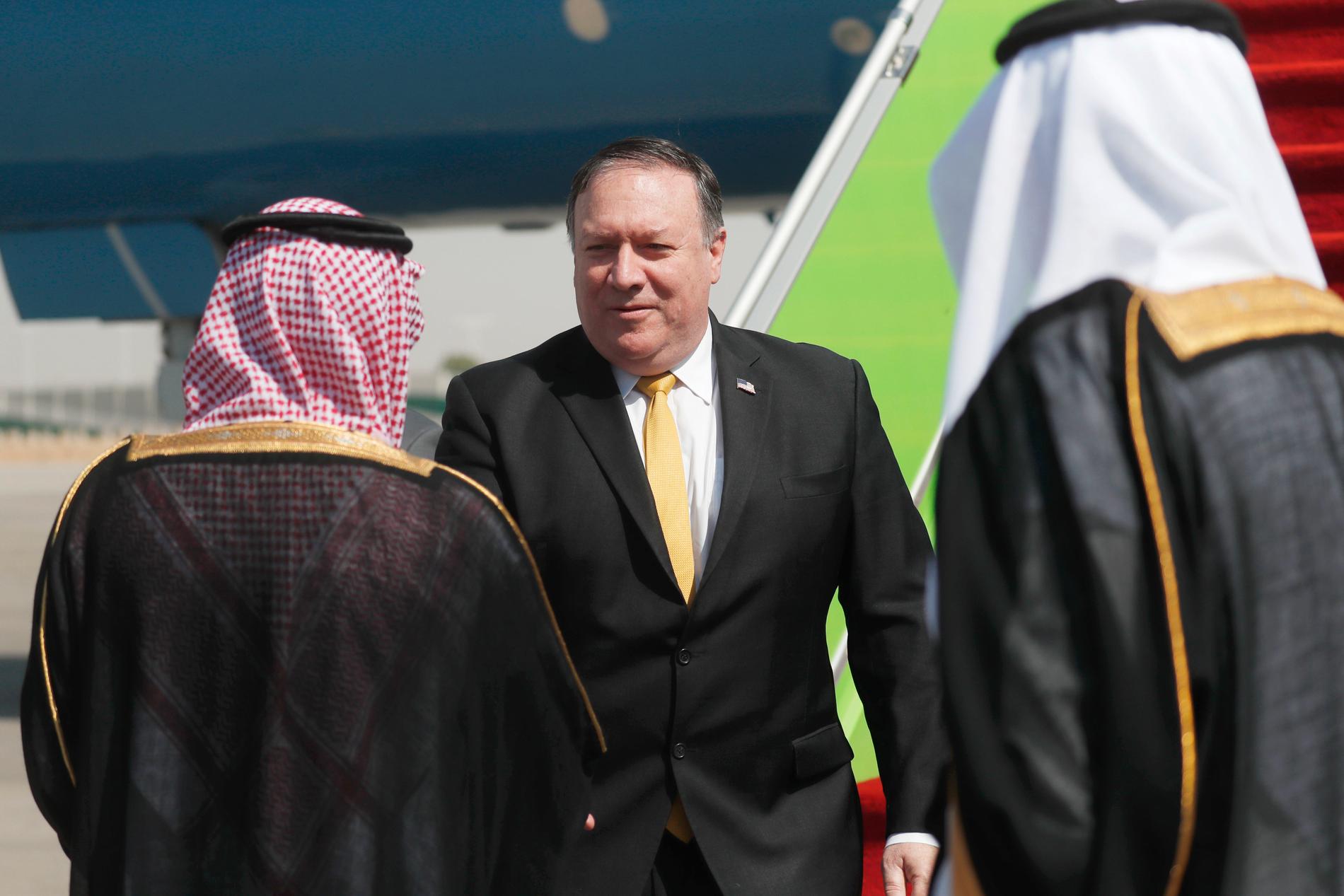 USA:s utrikesminister Mike Pompeo tas emot av sin saudiske kollega på flygplatsen i Riyad.