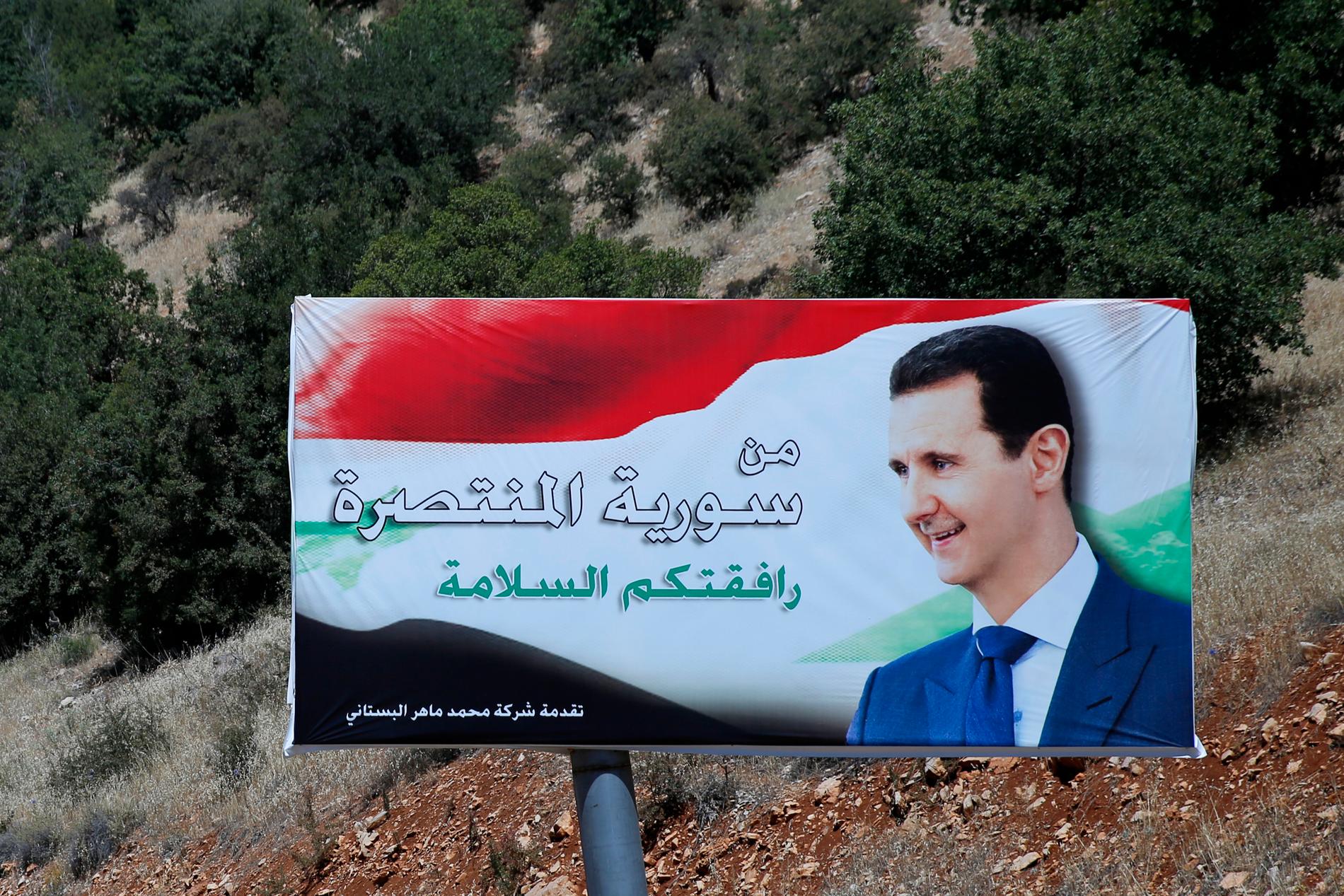 Syriska desertörer utlovas amnesti. "Välkommen till segrande Syrien", lyder denna skylt vid gränsen till Libanon. Arkivbild från 20 juli.