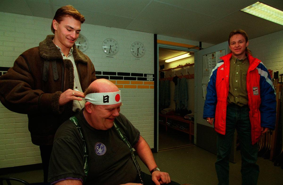 1998 vann Tjeckien OS i Nagano. Efter hemkomst ordnade AIK-stjärnorna Patera och Prochazka en Japansk souvenir till sin materialförvaltare.