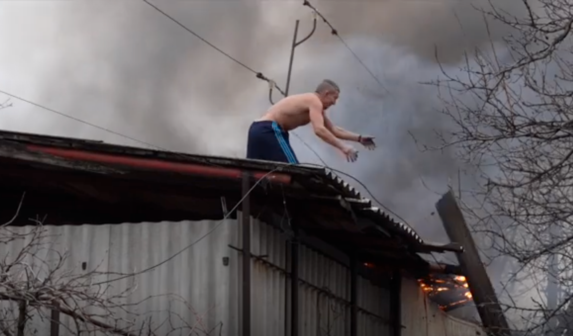Vitaliy försöker rädda sitt hem från att helt förstöras av den ryska attacken. 