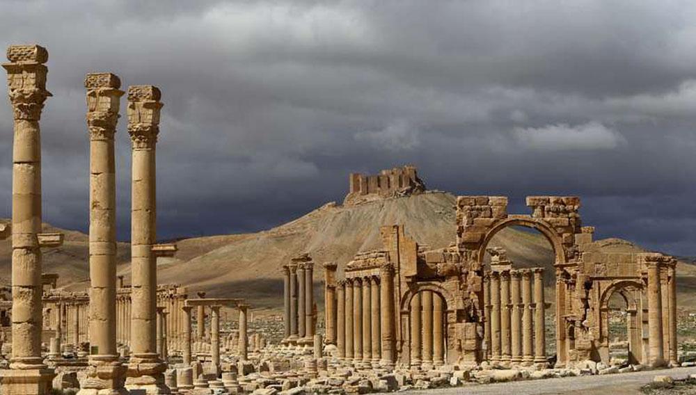 Världsarvet hotat Palmyras ruiner från romartiden kallas "Världscivilisationens källa" av historiker.