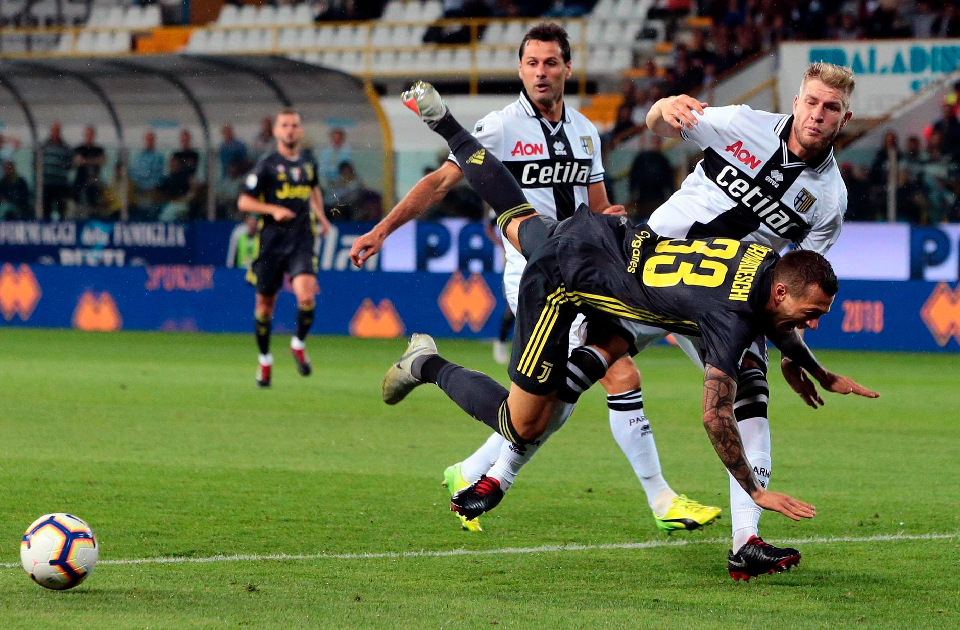 Riccardo Gagliolo i duell med Juventus Federico Bernardeschi.