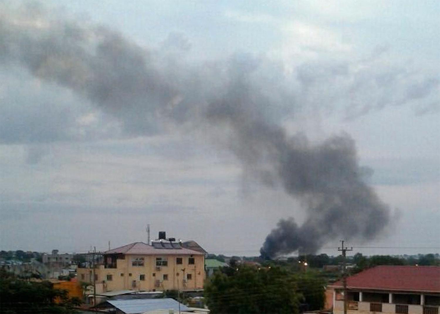Svart rök sprids över Sydsudans stridsdrabbade huvudstad Juba den 10 juli.