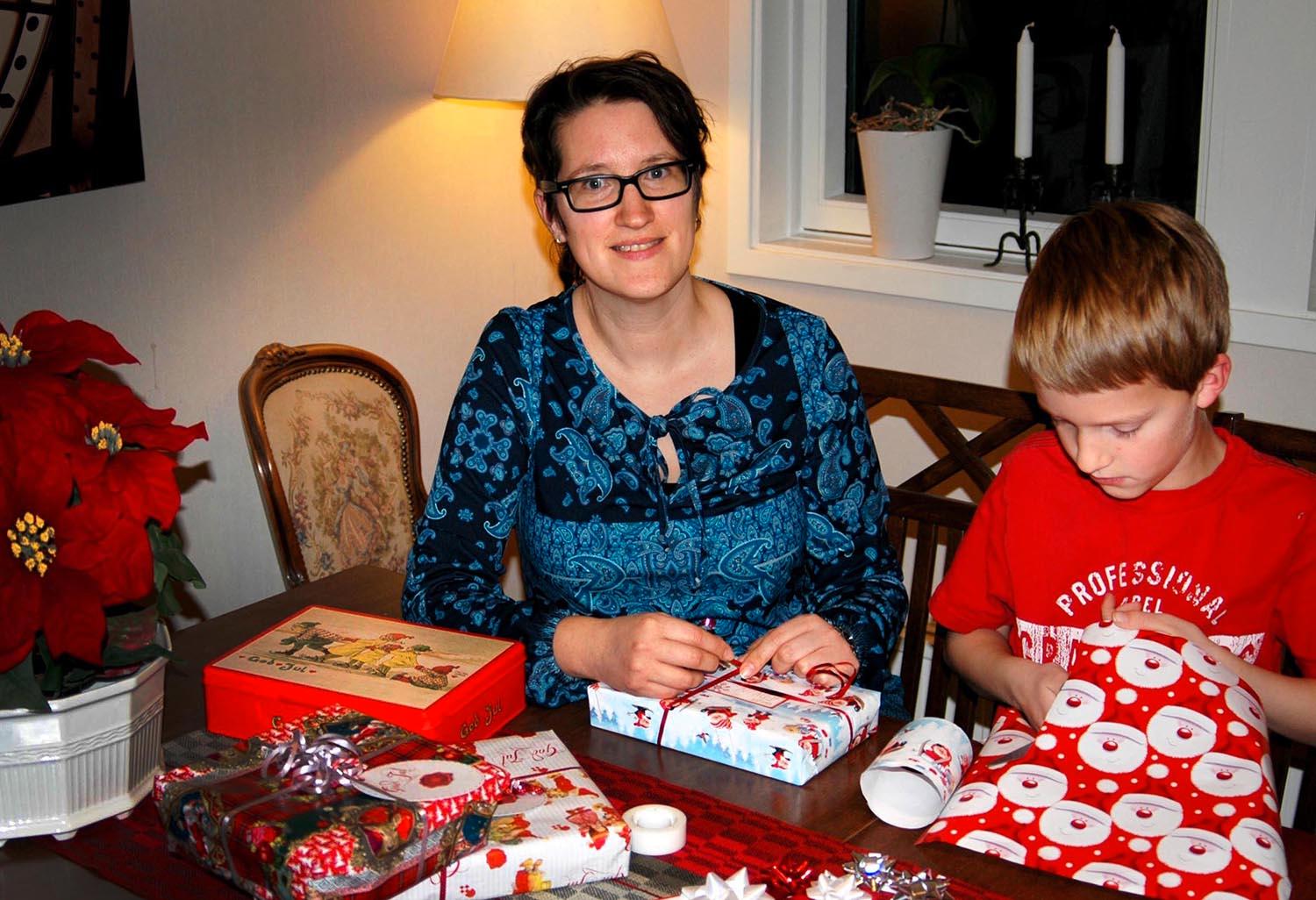 Helena Waldfelt beställde julklappar till barnen redan i november - och väntar fortfarande på paketen. På bilden tillsammans med sonen Melker, 9.