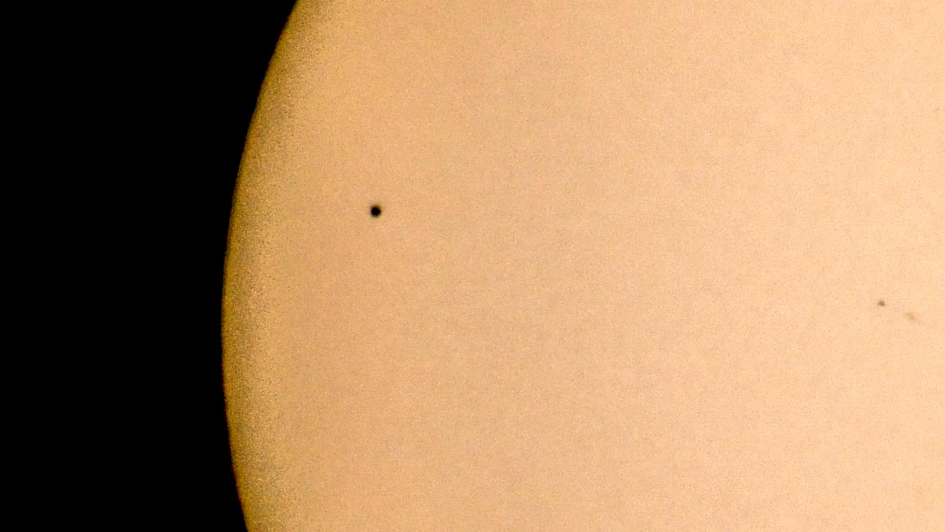 Planeten Merkurius som en svart prick på solen under den senaste Merkuriuspassagen den 9 maj 2016.