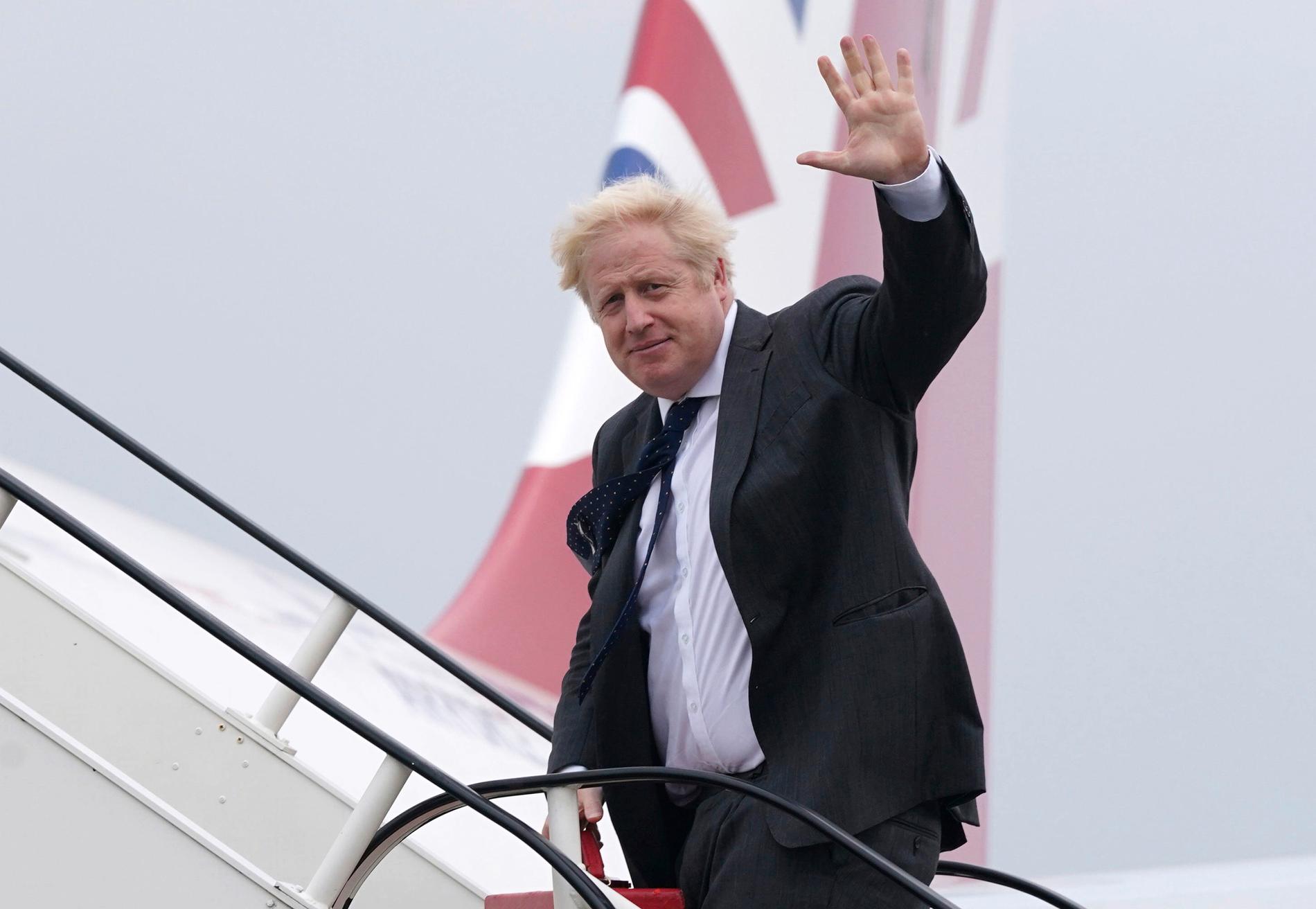 Storbritanniens premiärminister Boris Johnson kliver på planet mot USA, där han ska träffa president Joe Biden och närvara vid FN:s generalförsamling i New York.
