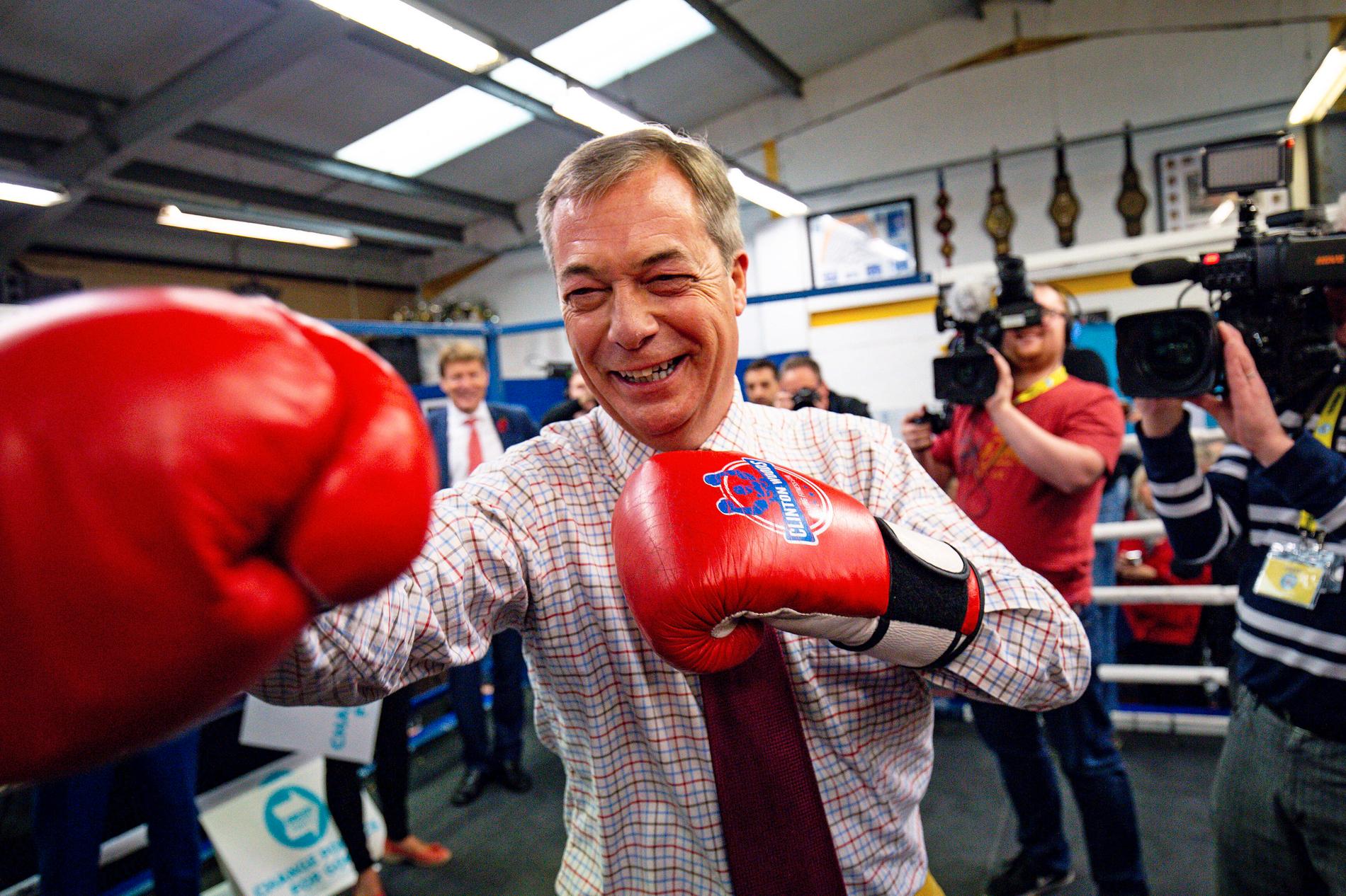 Brexitpartiets ledare Nigel Farage kandiderar inte själv i det brittiska parlamentsvalet, men kampanjar ändå hårt för sitt parti.