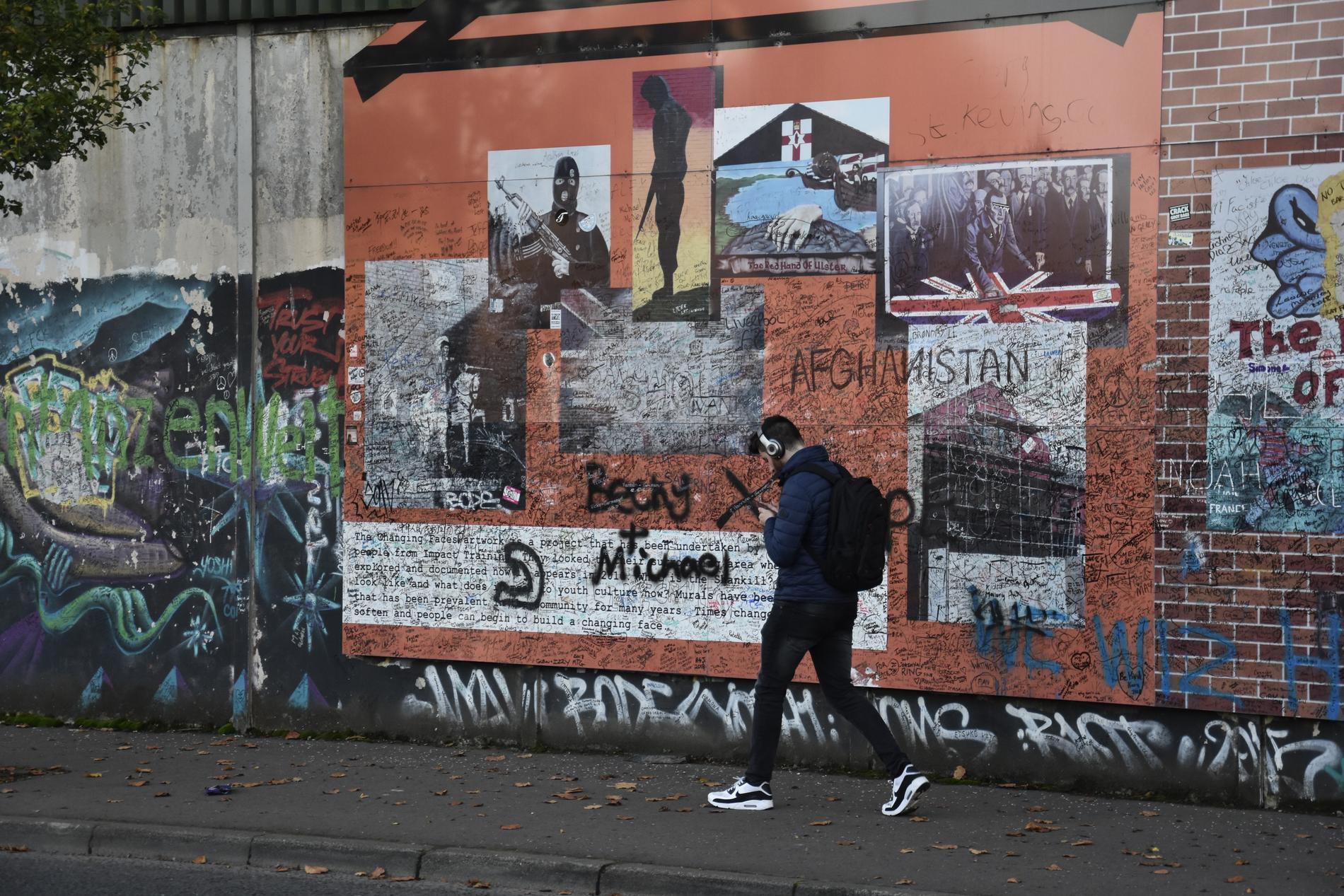 Belfast hyser fortfarande ett stort antal så kallade "fredsmurar", som åtskiljer katolska och protestantiska bostadskvarter. På murarna finns mängder av målningar som glorifierar den egna sidans väpnade insatser under de värsta orosåren på 1970- och 80-talen. Arkivbild.