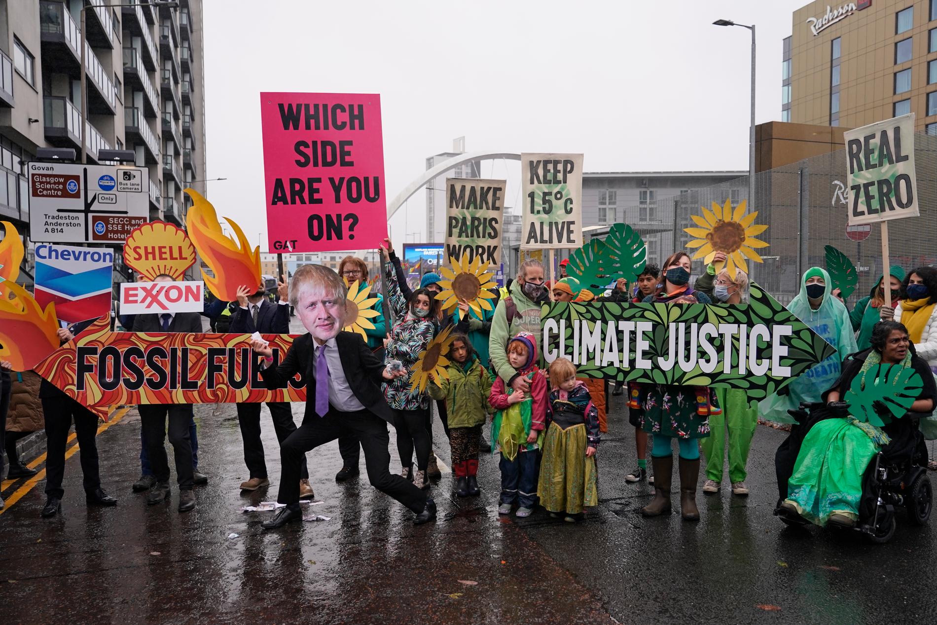 Aktivister demonstrerar utanför klimatmötet i Glasgow – som är tänkt att ta slut under fredagen.