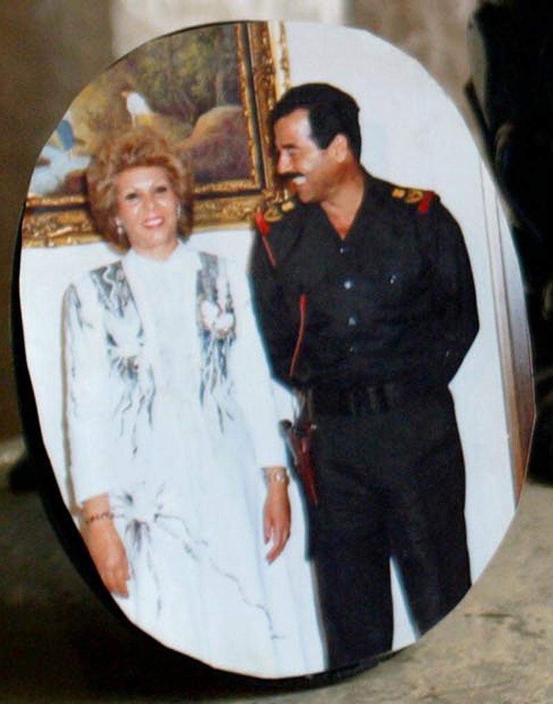 ”DET ÄR JAG” Den här bilden, som stod på ett bord i Saddam Husseins ”kärleksnäste” i Bagdad, föreställer enligt andra Saddam och hans hustri Sajida, men Maria Lampsos hävdar att det är hon och Saddam på bilden, som ska vara tagen 1975. ”Det är jag”, säger hon bestämt.