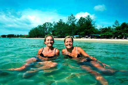 Anneli Franzén, 38 år, från Växjö och Nina Rosengren, 35, från Göteborg trivs på Victory Beach i Sihanoukville i Kambodja. Stranden har länge varit en favorit för backpackers, men präglas numera mest av lugn och ro.