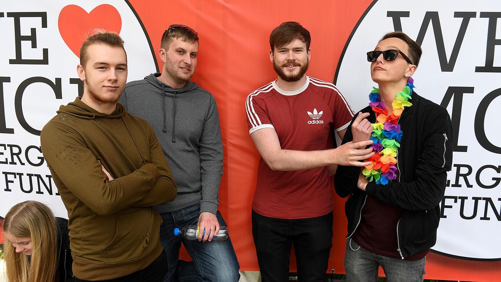 Fans väntar på One love-konserten i Manchester. Från vänster Will Scott, Chris Storiy, Adam Jaques och Cameron Adair.