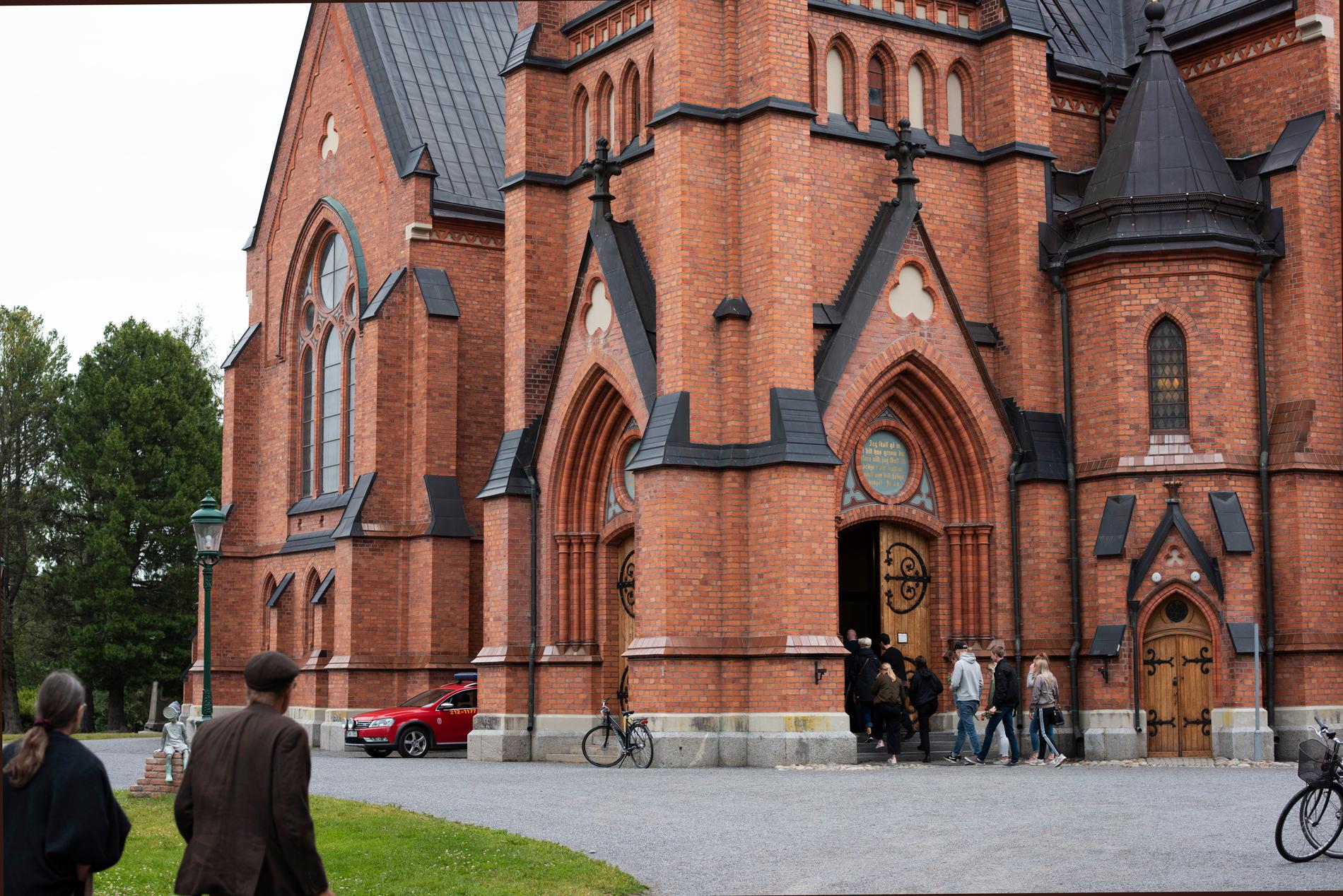 Under måndagskvällen hölls en minneshögtid i Umeå stads kyrka, dagen efter en flygolycka där nio personer omkom.