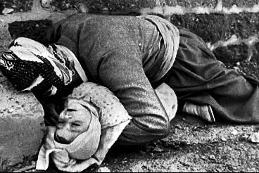 För 25 år sedan fällde Irak kemiska bomber över den kurdiska staden Halabja i norra Irak. På fotot syns hur en gammal livlös man skyddar sitt döda barnbarn med sin kropp. Bilden blev en symbol för Iraks gasattack mot kurderna. 5 000 människor dog.
