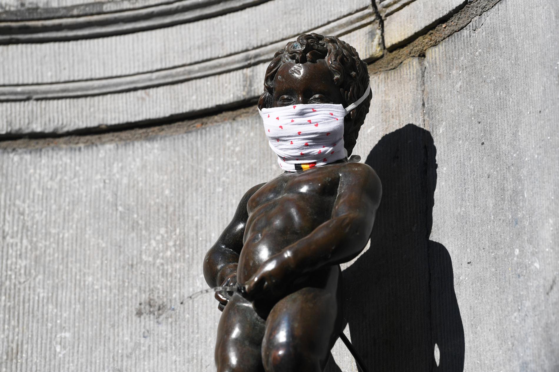 Manneken Pis i Bryssel med munskydd på.