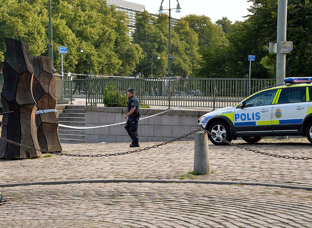 En död man i 25-årsåldern hittades i morse vid Rosenlundsbron i Göteborg.