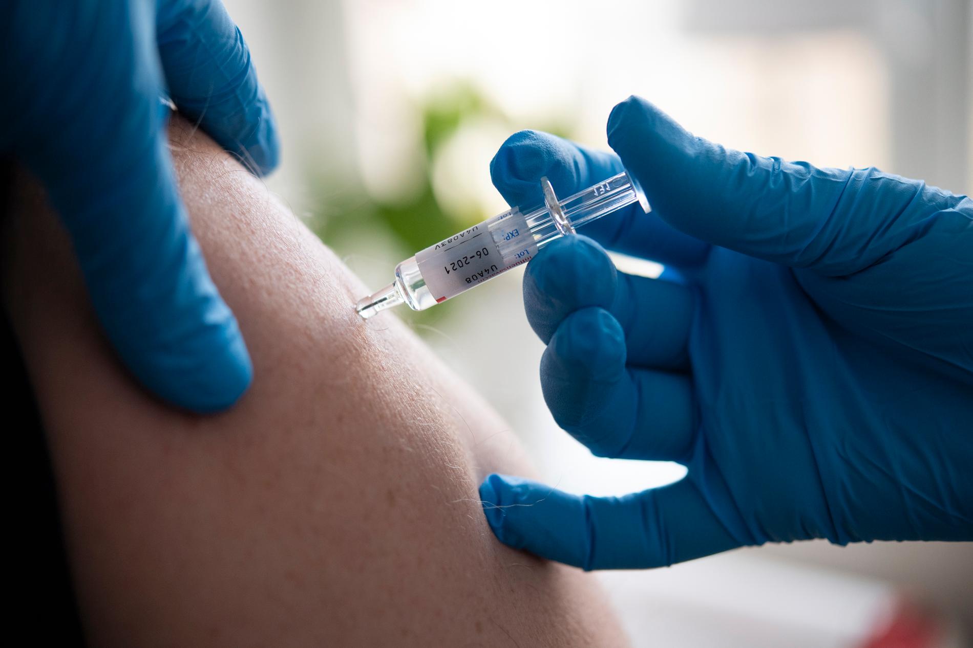 Årets influensavaccinering är i gång, men efterfrågan har gjort att vaccinet för Västra Götalandsregionen tagit slut på lagret. Arkivbild.