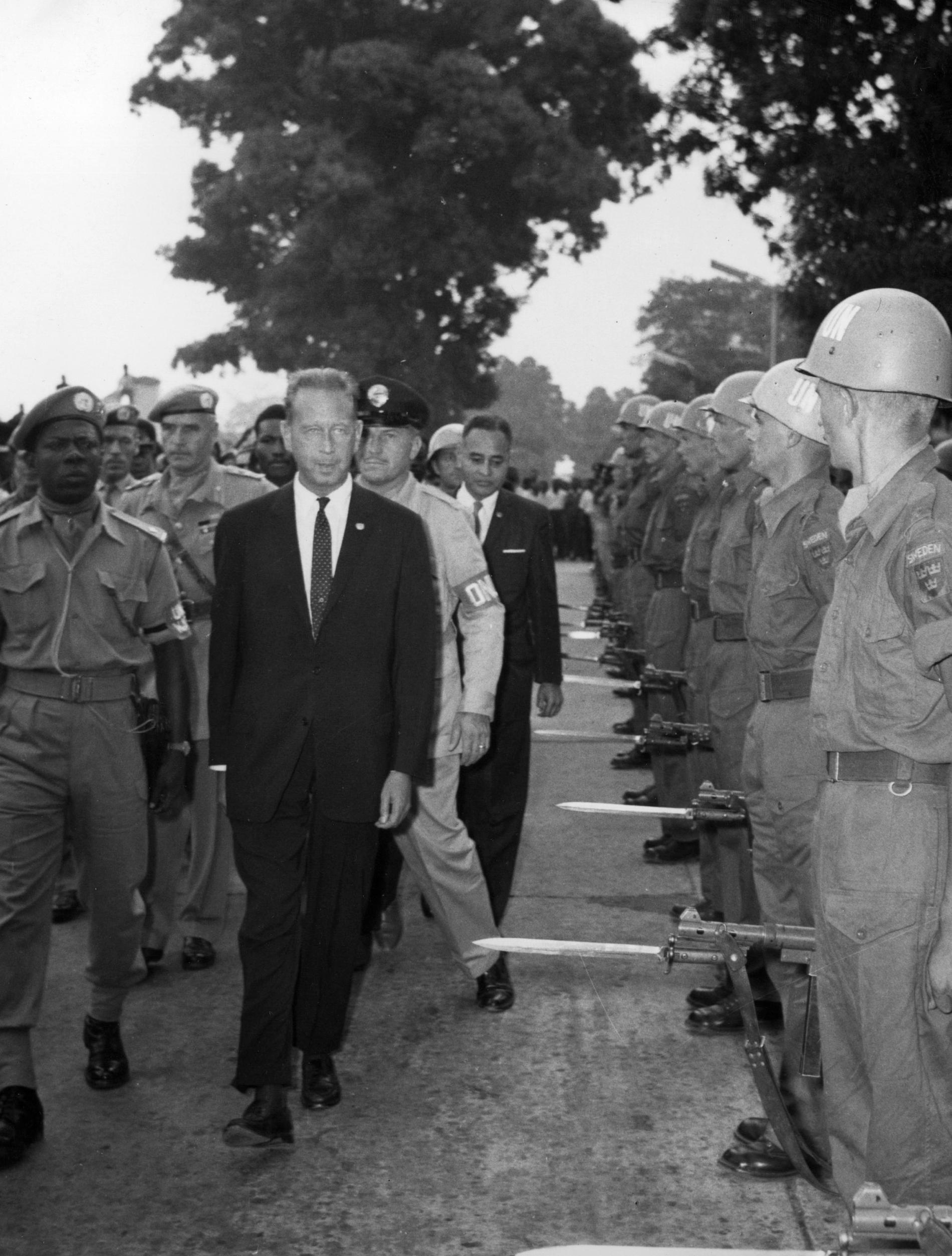 Dag Hammarskjöld inspekterar svenska FN-trupper i Kongo år 1960. Arkivbild.