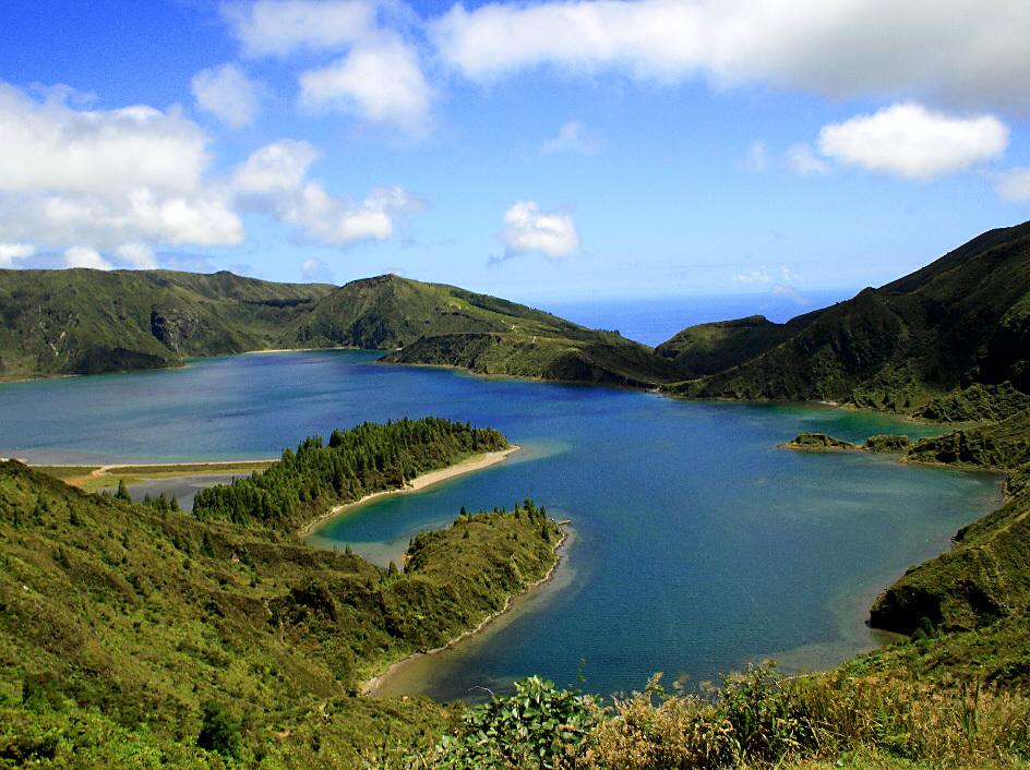ELDSJÖN På 800 meters höjd i kratern på en utdöd vulkan, ligger denna enorma och vackra sjö. En promenad ner från sjön – sedan kan man unna sig ett dopp i den varma källan i Caldeiras.