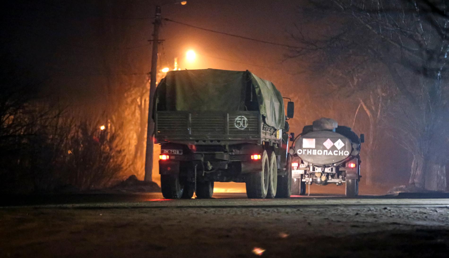 En militärlastbil på en gata i Donetsk, det territorium i östra Ukraina som kontrolleras av pro-ryska militanter, sent på tisdagsnatten. 
